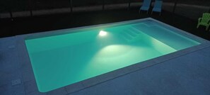 Una piscina al aire libre, una piscina climatizada