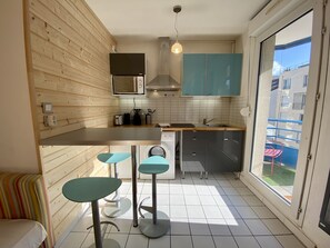 Fridge, microwave, stovetop, coffee/tea maker - LA HALLE - with balcony and parking (Lyon)