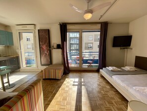 Iron/ironing board, WiFi, bed sheets