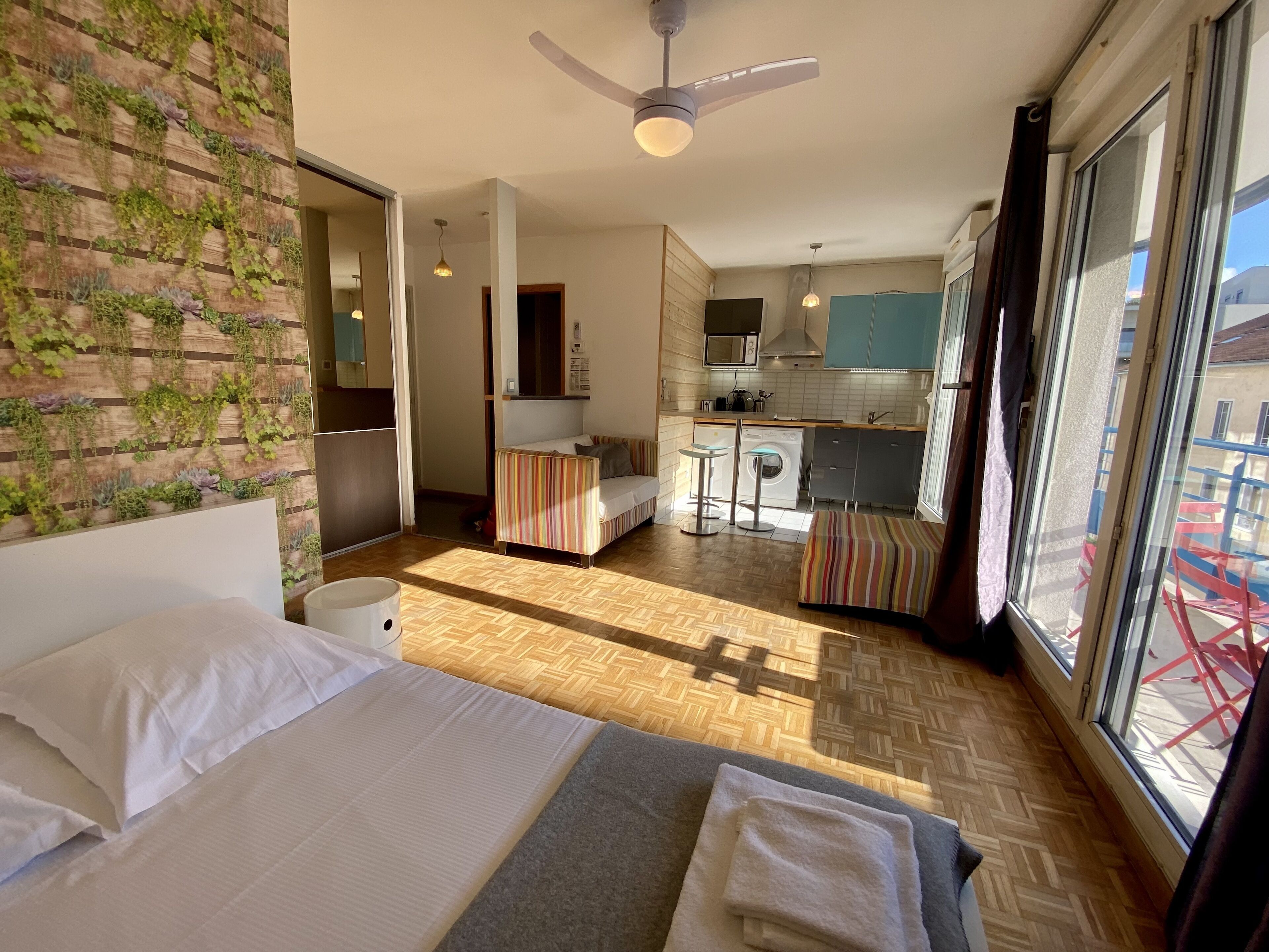 Iron/ironing board, WiFi, bed sheets