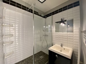 Shower, hair dryer, towels, soap - LA HALLE - with balcony and parking (Lyon)