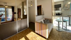 Ein gemütlicher Wohnbereich mit Sofa, Essplatz und Küchenzeile.