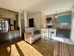 Interior - LA HALLE - with balcony and parking (Lyon)