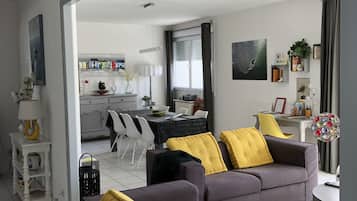 Fernseher, DVD-Player, BĂŒcher, Stereoanlage