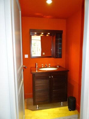 Ducha, secador de pelo, toallas, jabón