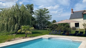 Utomhuspool och uppvärmd pool