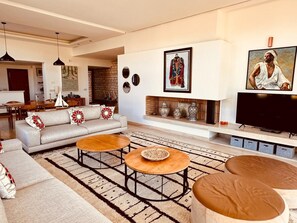 Una televisión, un reproductor de DVD, libros, una videoteca