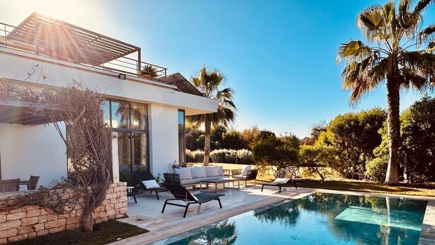 Una piscina al aire libre, una piscina climatizada