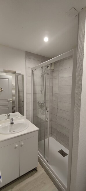 Bathtub, hair dryer - Apartment in Residence Cauterets 2 to 4 persons (Cauterets)
