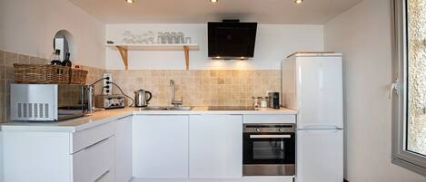 Réfrigérateur, micro-ondes, four, plaque de cuisson