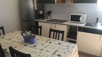 JÀÀkaappi, mikroaaltouuni, uuni, liesi