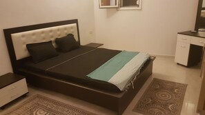 5 عدّة غرف نوم وخدمة الإنترنت وملاءات أسرّة