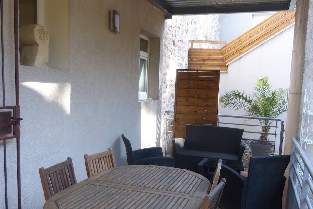 La fontaine, gîte 70 m2, village center, in renovated house with 4 gîtes