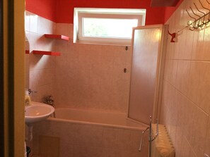 Bañera con ducha, secador de pelo, toallas, jabón