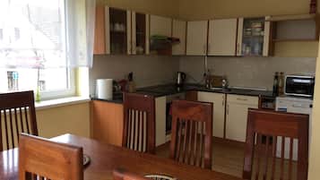 Een koelkast, een microgolfoven, een oven, een kookplaat