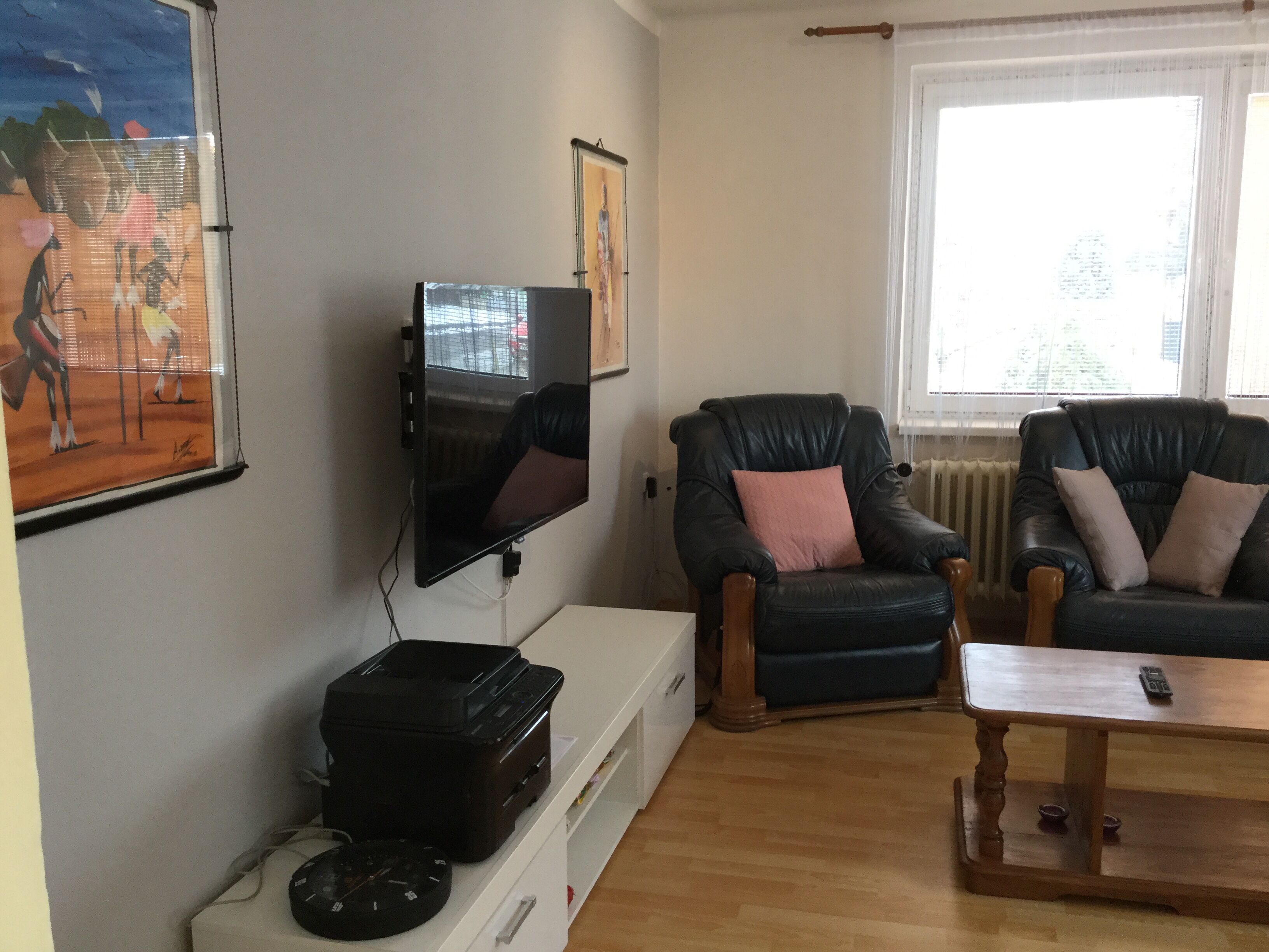 Smart-tv, boeken, een stereo en een printer