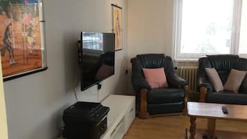 Smart-tv, boeken, een stereo en een printer