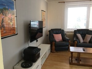 Smart TV, libri, impianto stereo, stampante