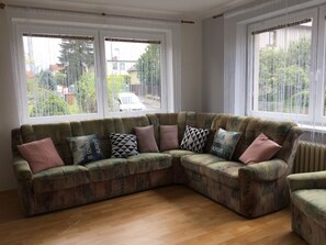 Smart-TV, Bücher, Stereoanlage, Drucker