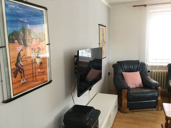 Smart TV, libros, estéreo y impresora 
