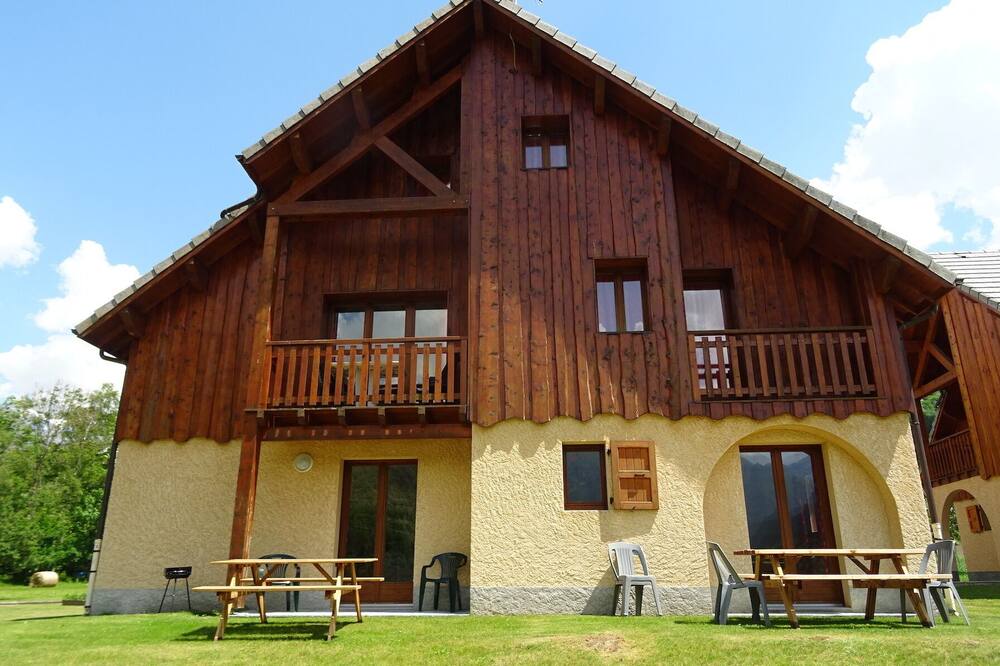 77m2 apartment, 7\/9 people in a chalet, 3 bedrooms, swimming pool, jacuzzi