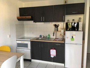 ثلاجة، ميكروويف، فرن، موقد طهي مسطح