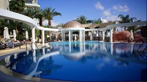 Una piscina al aire libre, una piscina climatizada