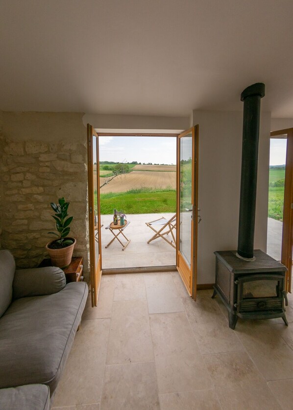 Kamin, Tischfußball, Tischtennisplatte, Bücher