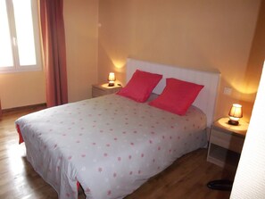 2 Schlafzimmer, Bügeleisen/Bügelbrett