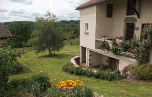 A house with a garden, a balcony with flowers, and a date stamp. - country house in the heart of Ségala lot (Linac)