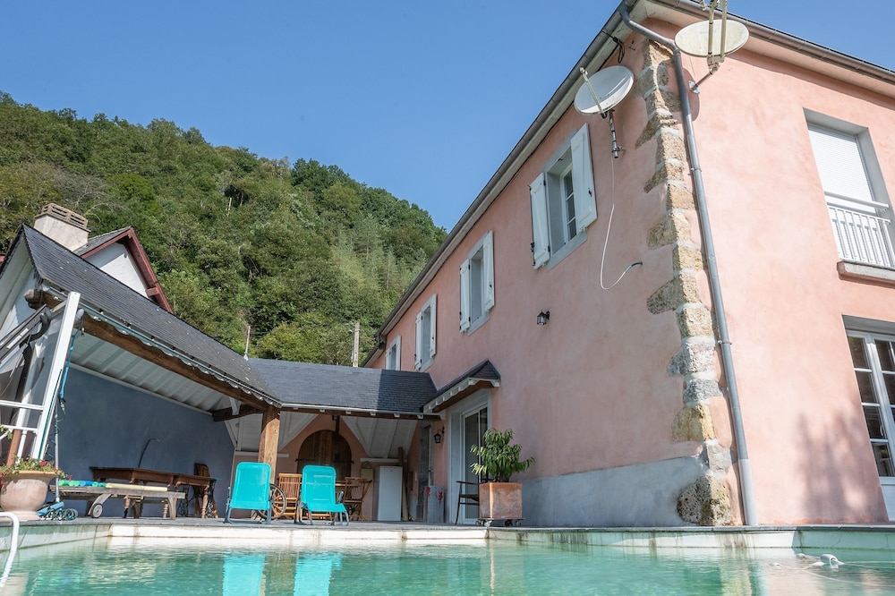 Basque house with swimming pool for 10 people in Sainte Engrace