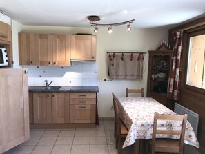 Fridge, microwave, oven, stovetop - Pas au Loup B2 - Apartment for 4/6 people in Samoens (Samoëns)