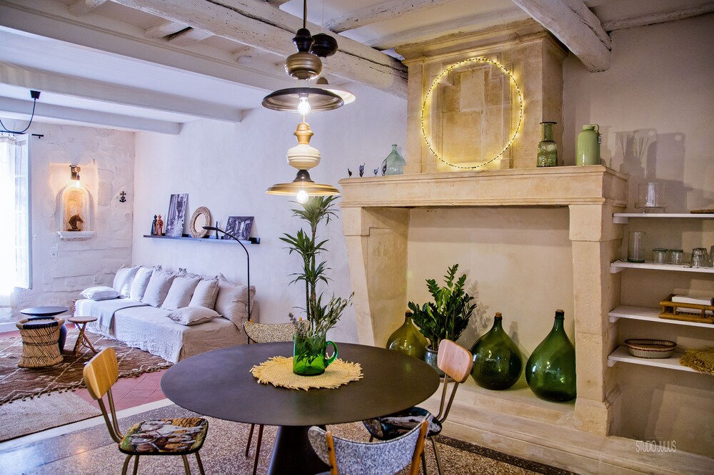 CHARMING HOUSE WITH EXTERIORS WITH TWO STEPS ARENES