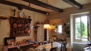 Fridge, microwave, oven, stovetop - Domaine de Berre with 1ha Park and Pool House (Berrias-Et-Casteljau)