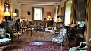 Fernseher, Kamin, Tischtennisplatte, Bücher
