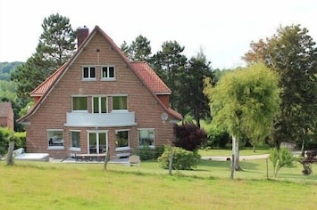 vue d'ensemble de la villa avec sa terrasse plein sud et le Spa à 38 degrés