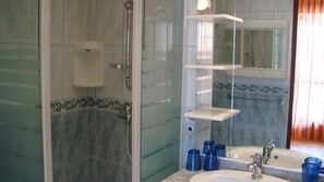 Bruser, hårtørrer, håndklæder, Toiletpapir