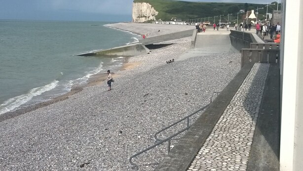 A pebble beach with a stone pathway leading to a cliff overlooking the sea. - Charming cottage 200 meters from the beach, in beautiful wooded property (Veulettes-sur-Mer)
