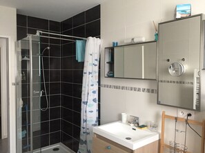 Douche, séchoir à cheveux, serviettes fournies