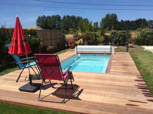 Unsere Oase der Ruhe mit beheiztem Pool, nur 10 Gehminuten vom Meer entfernt.