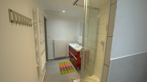 Combined shower/tub, hair dryer, soap, toilet paper