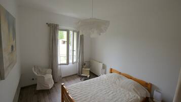 2 quartos, ferros/tåbuas de passar roupa, berço de viagem