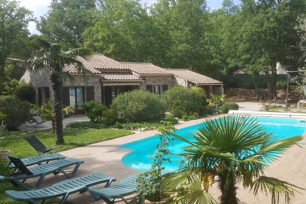 Exceptional setting for 3 * Villa with 4500m² of land