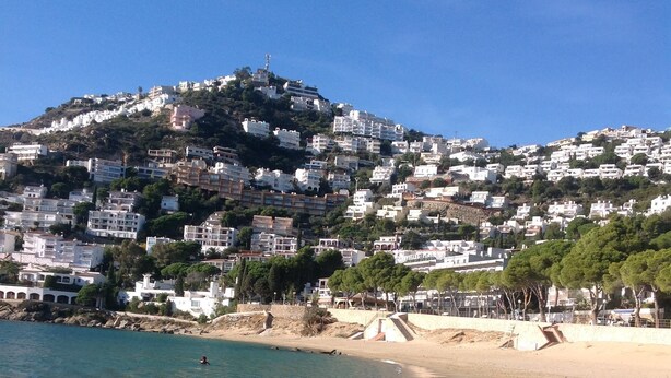 A coastal town with buildings on a hillside, clear water, and a sandy beach. - BEAUTIFUL APARTMENT WITH SEA VIEW TERRACE- NEAR BEACH - IDEAL FAMILY HOLIDAYS (Roses)