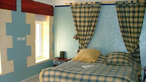 A bedroom with a bed, curtains, a nightstand, and a window. - Comfortable farmhouse with private pool and festive bar for 14 people (Sérignan-Du-Comtat)