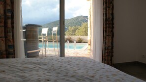 4 bedrooms, iron/ironing board, WiFi, wheelchair access