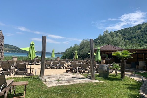 Le restaurant le Bahia pour déguster de bons plats au bord du lac