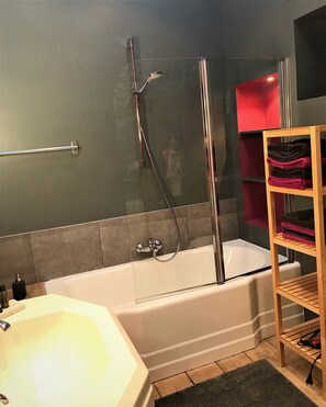 Ensemble douche/baignoire, sèche-cheveux, savon, shampoing