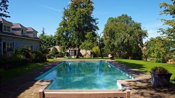 Een buitenzwembad en een verwarmd zwembad