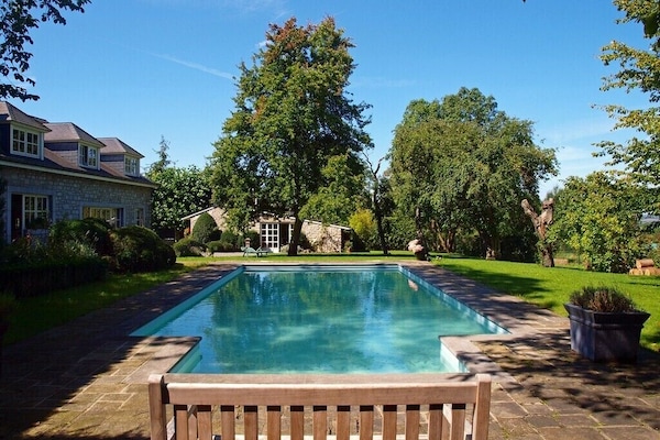 Utomhuspool och uppvärmd pool